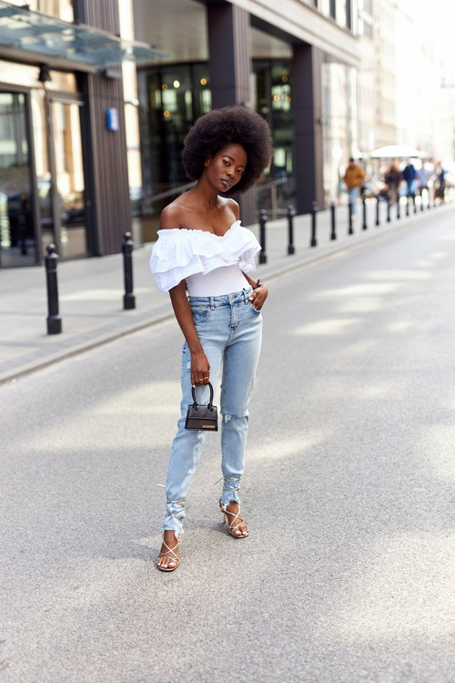 Босоніжки на високих підборах із шнурівкою та квадратним носком. Золотий подіум