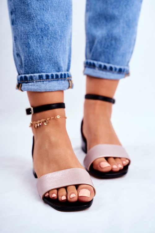 Шкіряні блискучі сандалі Maciejka 04618-21 чорно-рожеві