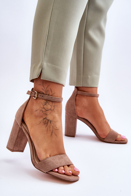 Жіночі класичні замшеві босоніжки коричневого кольору Passo