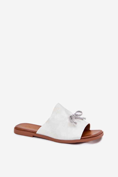 Жіночі сандалі на плоскому каблуці з декоративним зав'язуванням срібні Norela