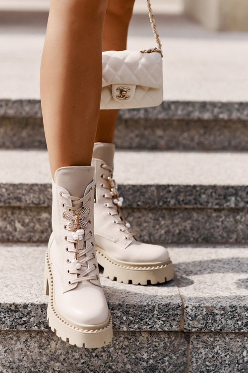 Шкіряні робочі ботильйони жіночі з метеликом, бежевий CheBello 4590