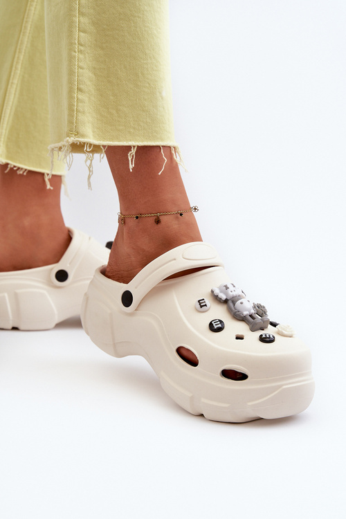 Жіночі легкі пінопластові шорти на масивній підошві білого кольору Matirra