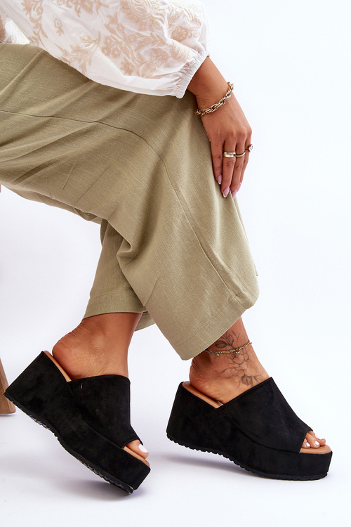 Жіночі тапочки на масивній платформі Black Martina