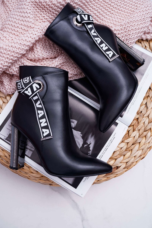 Жіночі гострі чоботи на шпильці чорного кольору Macada