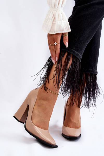 Модні лаковані туфлі на підборах голого кольору таємничі