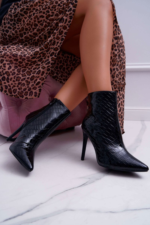 Жіночі гостроносі чоботи лаковані чорні Devo