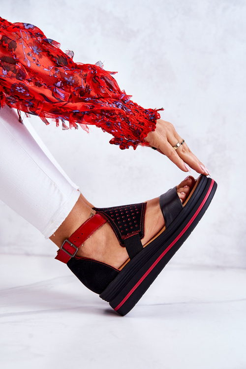 Шкіряні босоніжки на танкетці Maciejka 05356-01 чорно-червоні