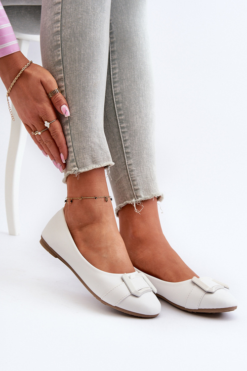 Балетки з ремінцем і прикрасами з екошкіри білого кольору Cadwenla