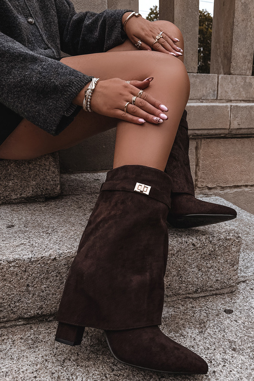 Теплі жіночі чоботи на каблуці з оздоблювальним ремінцем шоколадний Luvielle