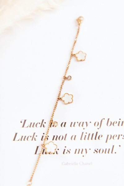 Браслет на ланцюжку з квітами золотисто-білий