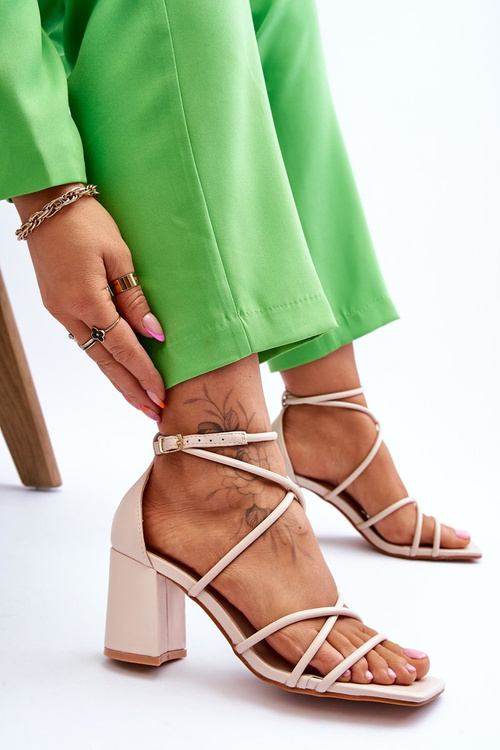 Шкіряні модні жіночі босоніжки на підборах бежеві Primma