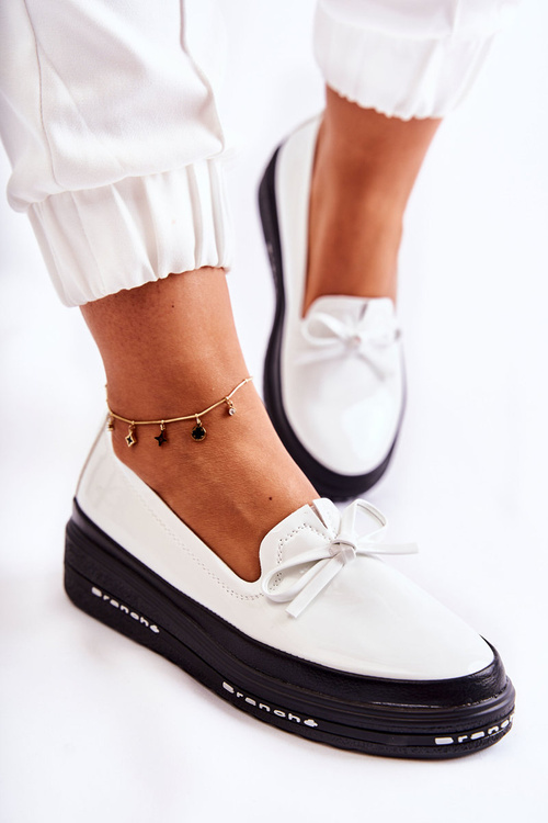 Жіночі лаковані лофери на танкетці білі оборки