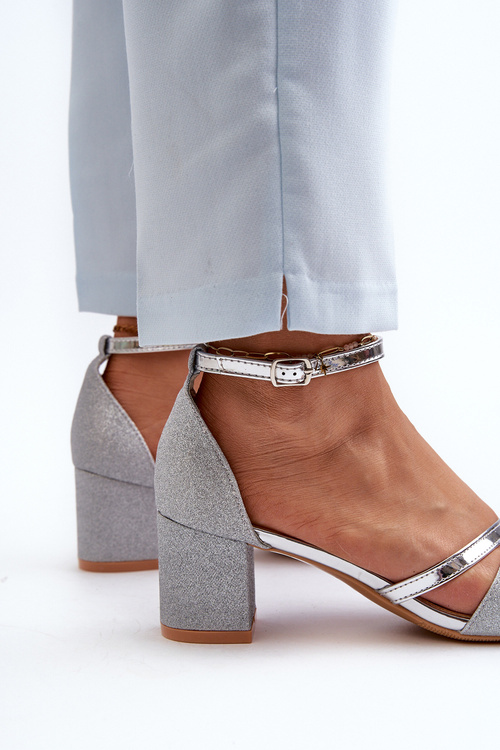 Жіночі срібні блискучі босоніжки на низькому каблуці Ploemis