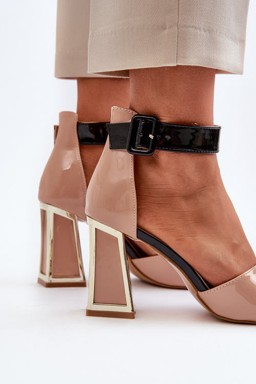 Бежеві лаковані босоніжки на шпильці Adrianu