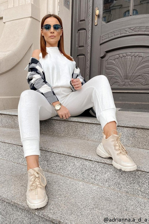 Жіноче спортивне взуття Кросівки бежевого кольору Born This Way