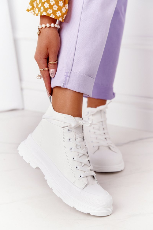 Жіночі шкіряні кросівки на масивній підошві білого кольору Trissy