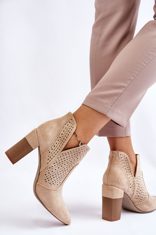 Модні замшеві ажурні чоботи на підборах світло-бежевого кольору Genevi