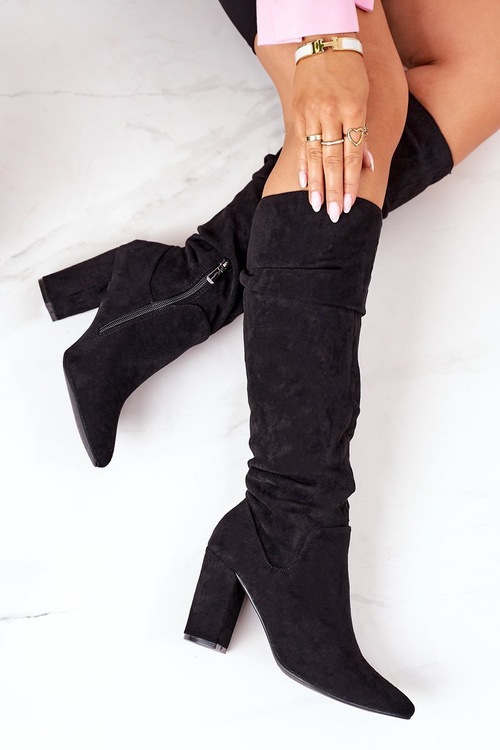 Чорні замшеві чоботи з гострим носком