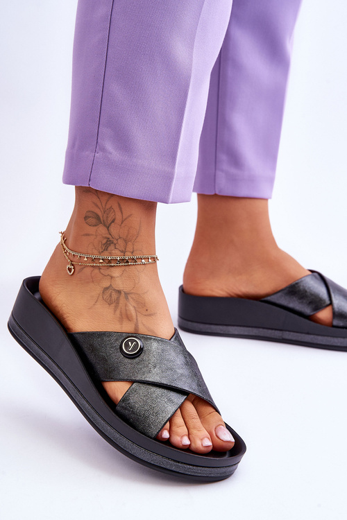 Жіночі тапочки на платформі з декором Black Brooklyn