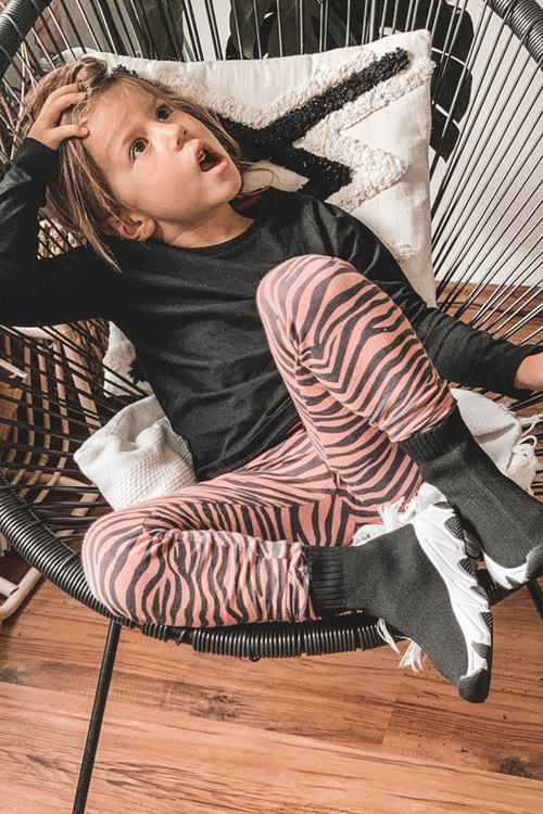 Дитяче молодіжне спортивне взуття чорного кольору Callobe