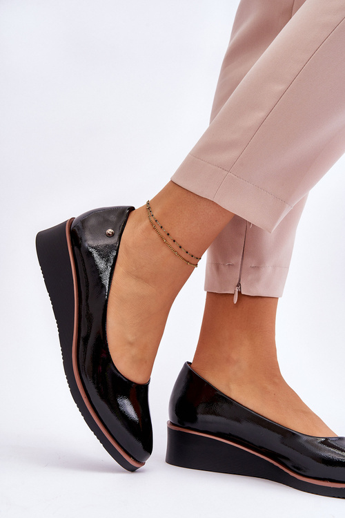 Класичні лаковані туфлі на танкетці, бежеві Paola