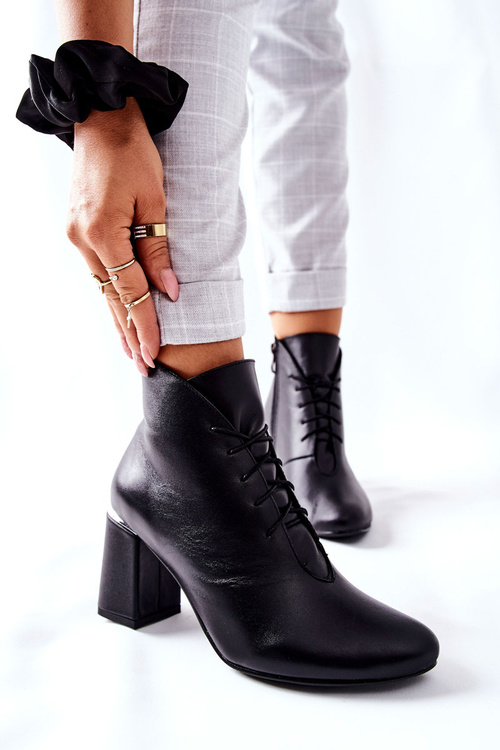 Жіночі шкіряні чоботи на підборах чорні Carrice