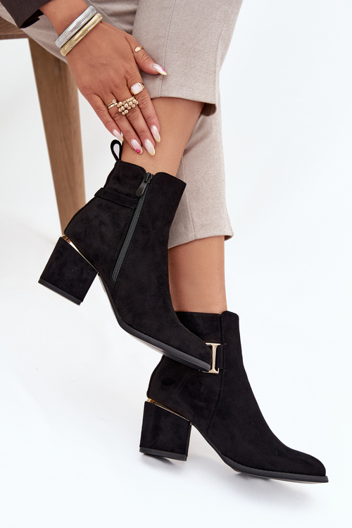 Теплі жіночі чоботи на підборах з золотими елементами чорний Ambrine