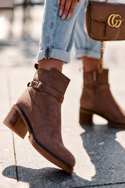 Коричневі замшеві чоботи з пряжкою Neste