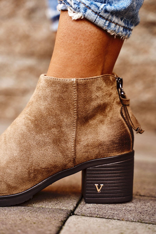 Жіночі черевики на високому каблуці замшеві бежевого кольору Volares