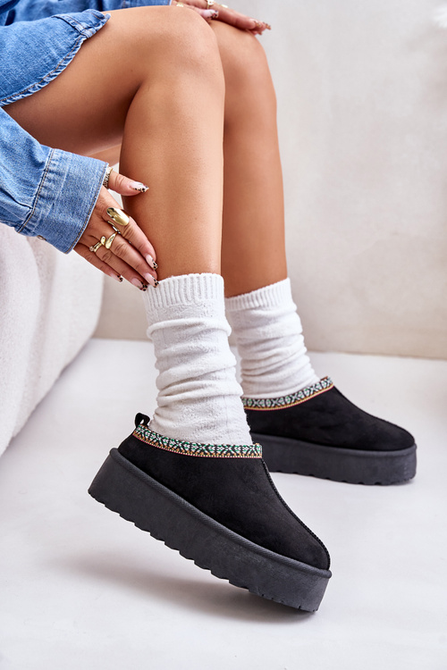 Жіночі тапочки на платформі з вишивкою чорного кольору Neroma