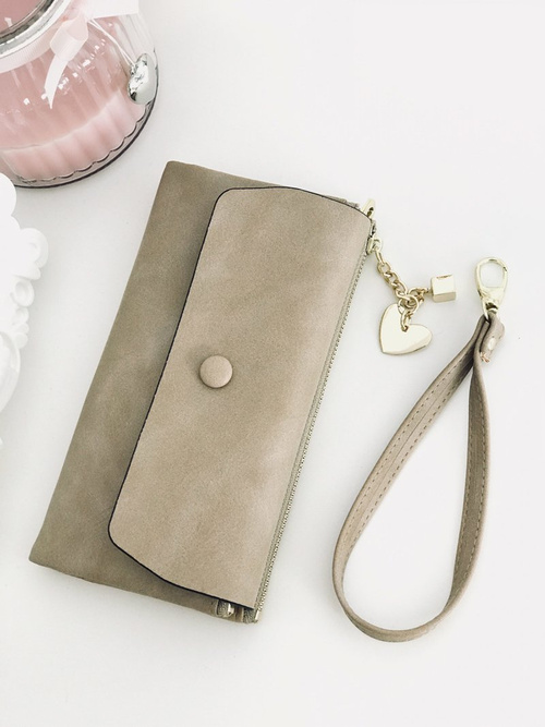 Великий жіночий гаманець бежевого кольору з брелоком у формі серця