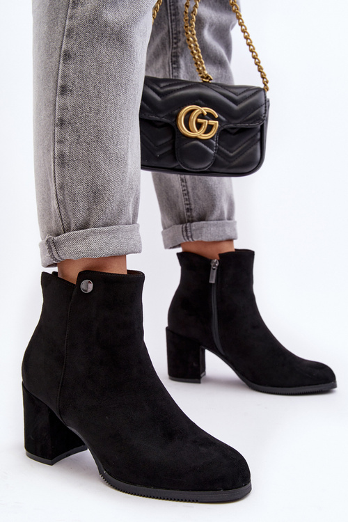 Чорні замшеві жіночі ботильйони на блоковому каблуці Selela