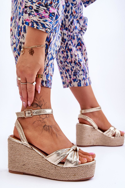 Жіночі босоніжки на танкетці золоті Kendall