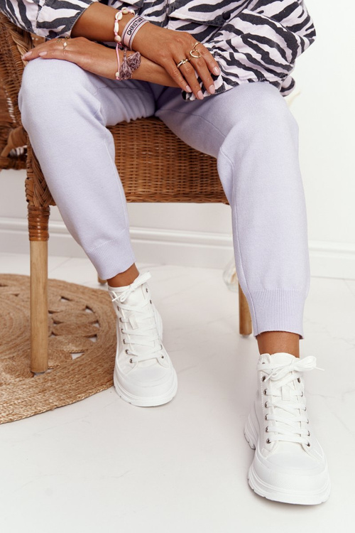 Жіночі високі кросівки на масивній підошві білого кольору Trissy