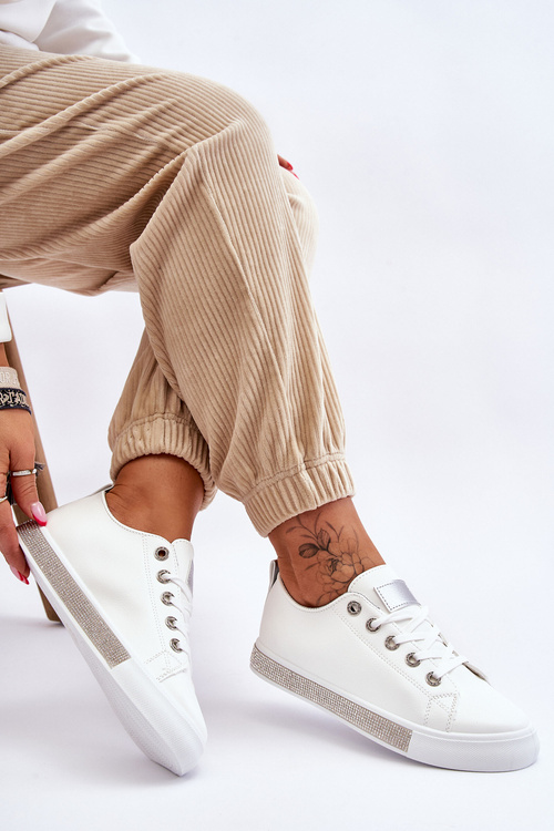 Жіночі низькі кросівки з форсунками біло-сріблясті Demira