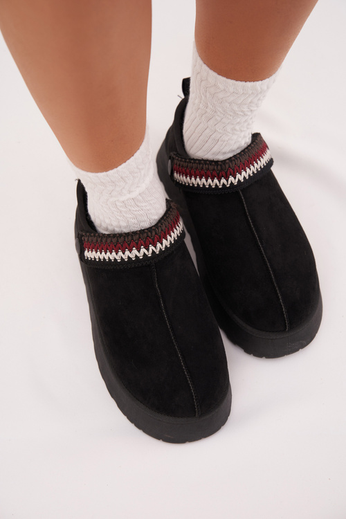 Жіночі низькі зимові черевики з рухомим ремінцем і вишивкою на платформі чорні Lyrisse