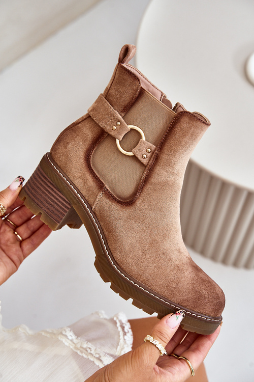 Жіночі утеплені ботильйони на каблуці та золотистих деталях із еко-замші світло-коричневого кольору