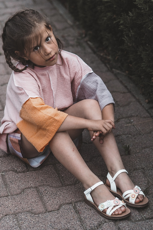 Дитячі босоніжки на липучці з квітами білі Nestalee