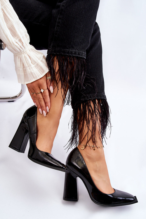 Модні лаковані туфлі на підборах чорного таємничого кольору