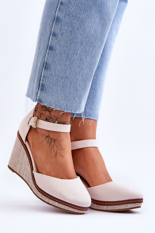 Жіночі класичні босоніжки на танкетці бежеві Malani