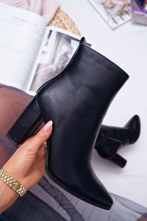 Жіночі високі чоботи на шпильці на блискавці з гострою гострою чорного кольору