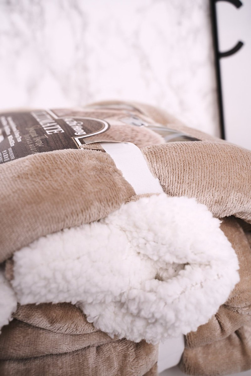 Велика плюшева ковдра, перевернута до шерпа, бежевого кольору