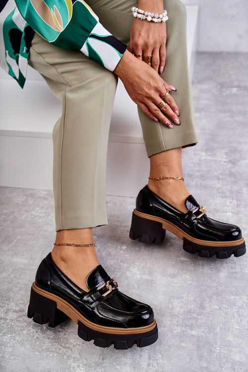 Лаковані туфлі на високих підборах із золотим орнаментом. Чорні лурди