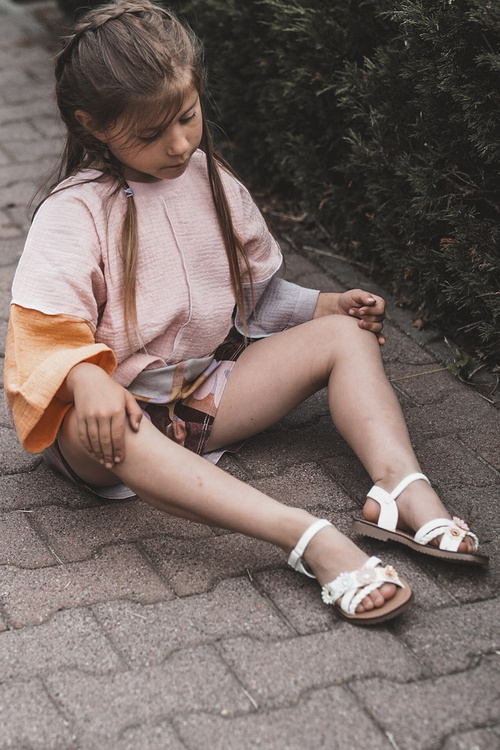 Дитячі босоніжки на липучці з квітами білі Nestalee