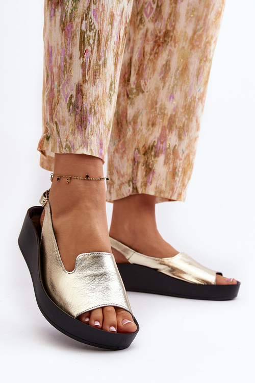 Жіночі шкіряні босоніжки на товстій підошві Zazoo 2893 золоті