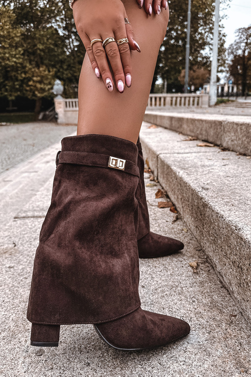 Теплі жіночі чоботи на каблуці з оздоблювальним ремінцем шоколадний Luvielle