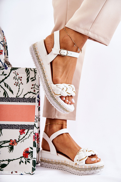 Жіночі плетені босоніжки на танкетці білі чохли