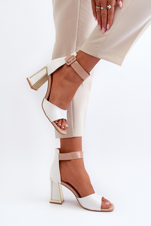 Білі лаковані босоніжки на підборах Adrianu