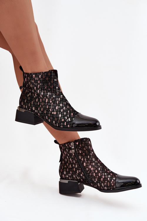 Лаковані жіночі чоботи з натуральної шкіри на низькому каблуці D&A LZ52-960 Чорні