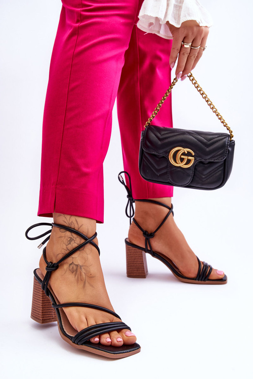 Жіночі шкіряні босоніжки на підборах чорні сейна